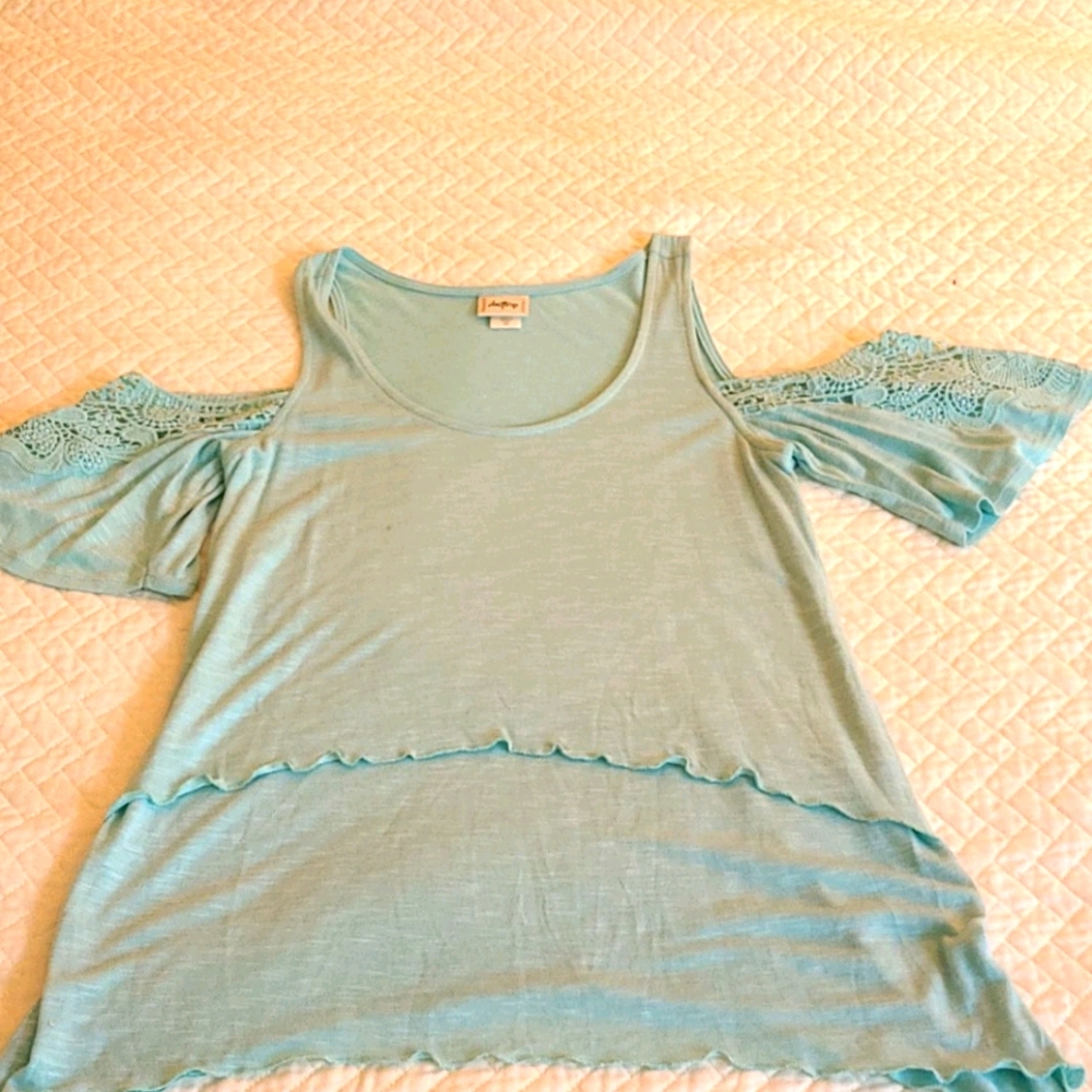 Open shoulder top